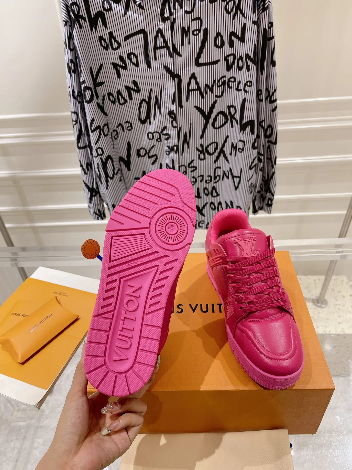 👟👟Ex-factory price 840👟👟 Top version #couple style 2024 hot LV 𝘁𝗿𝗮𝗶𝗻𝗲𝗿 series of the latest couple style sneakers, the quality has been upgraded again, the details are awesome, it just doesn’t look too good! The model was sold out immediately within ten minutes of the official website going on sale. TPU outsole, mold fee is 2w+. The texture is comparable to the original version. The feet are made of polymeter micro-material and breathable British mesh. The details are the same as the original version. Please pay attention to distinguish the currency materials on the market. Size: Female 35-39, Male 39-45M